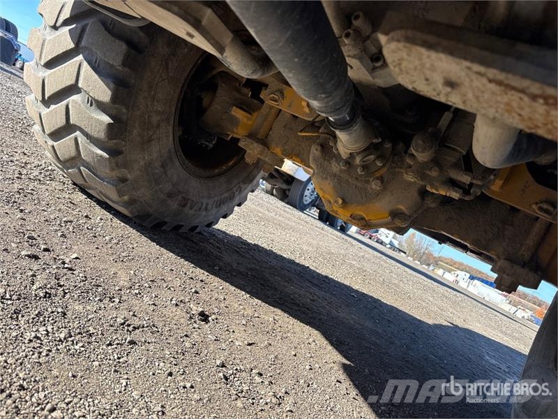 John Deere 244L Iekrāvēji uz riteņiem