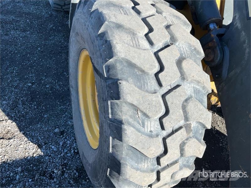 John Deere 244L Iekrāvēji uz riteņiem