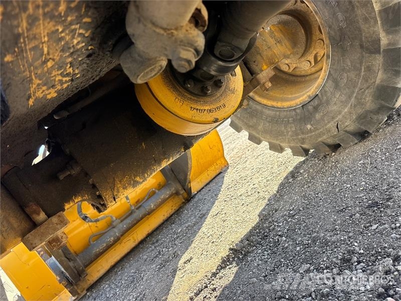 John Deere 244L Iekrāvēji uz riteņiem