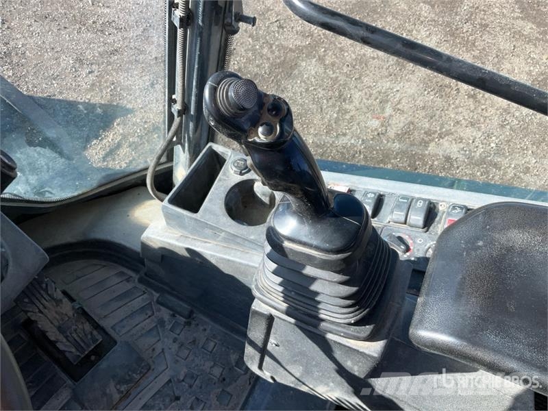 John Deere 244L Iekrāvēji uz riteņiem