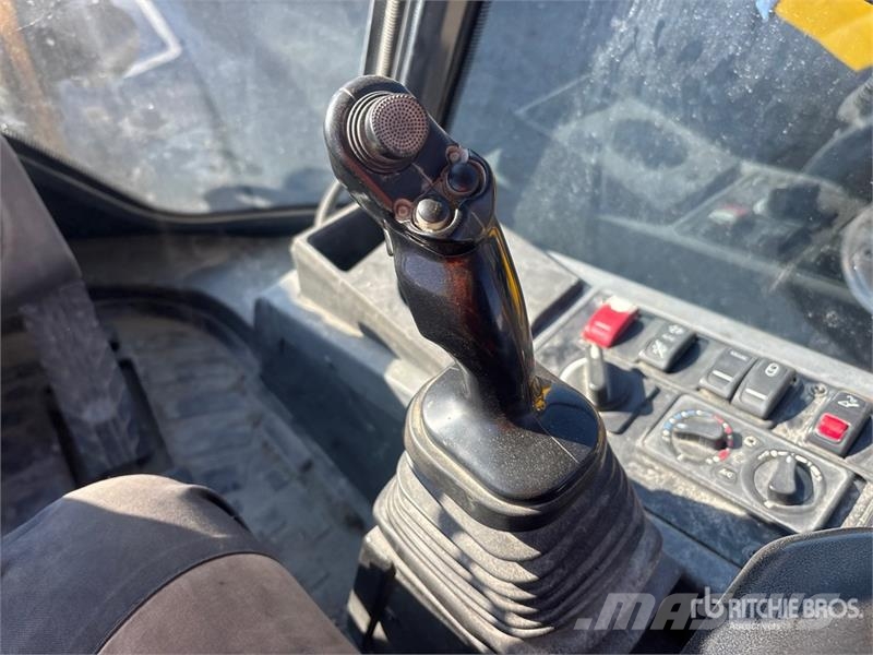 John Deere 244L 輪胎式裝載機