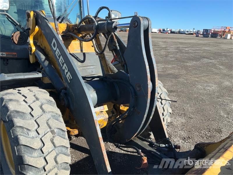 John Deere 244L Iekrāvēji uz riteņiem