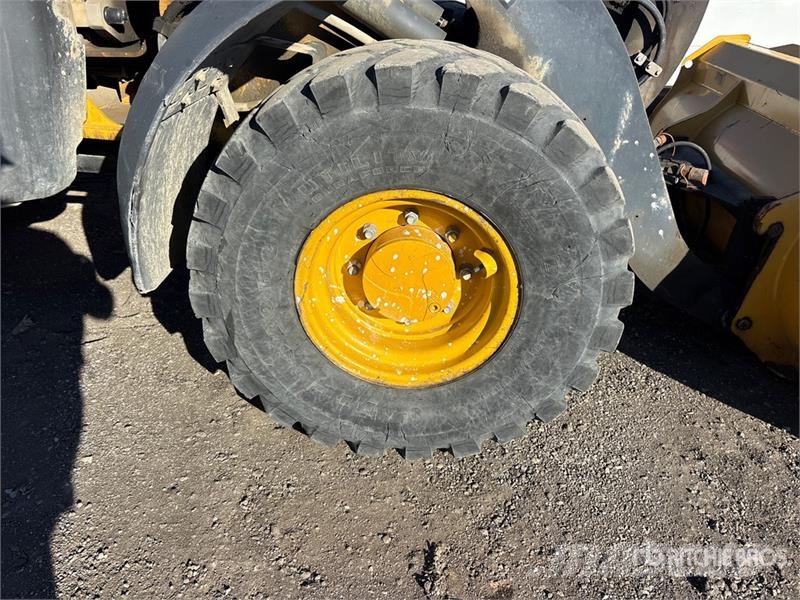 John Deere 244L Iekrāvēji uz riteņiem