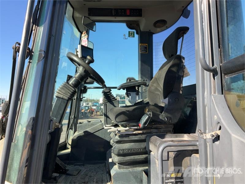 John Deere 244L Iekrāvēji uz riteņiem