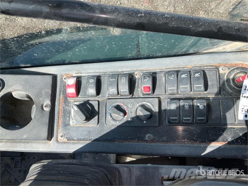 John Deere 244L Iekrāvēji uz riteņiem