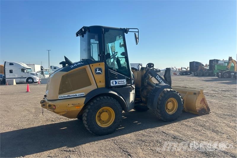 John Deere 244L 輪胎式裝載機