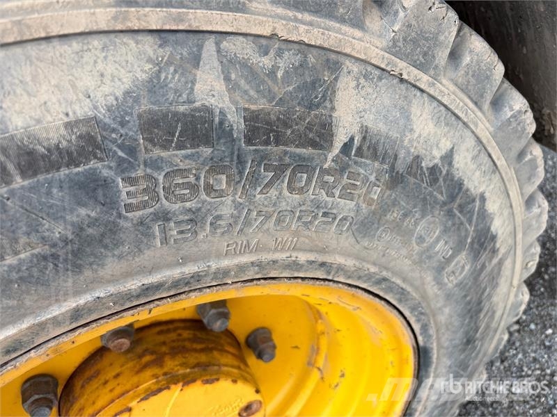 John Deere 244L Wheel loaders