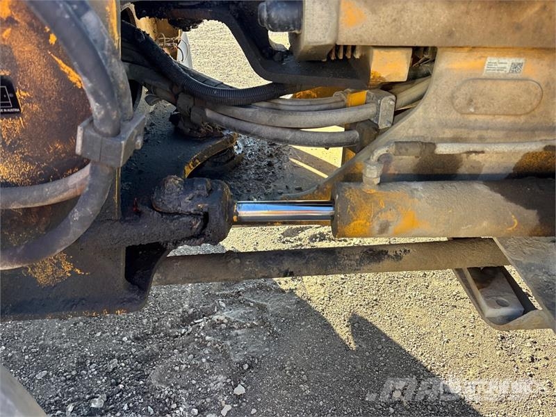 John Deere 244L Iekrāvēji uz riteņiem