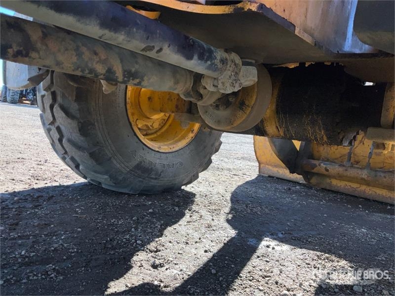 John Deere 244L Iekrāvēji uz riteņiem