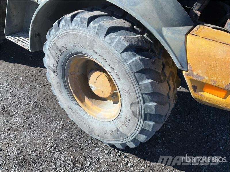 John Deere 244L Iekrāvēji uz riteņiem