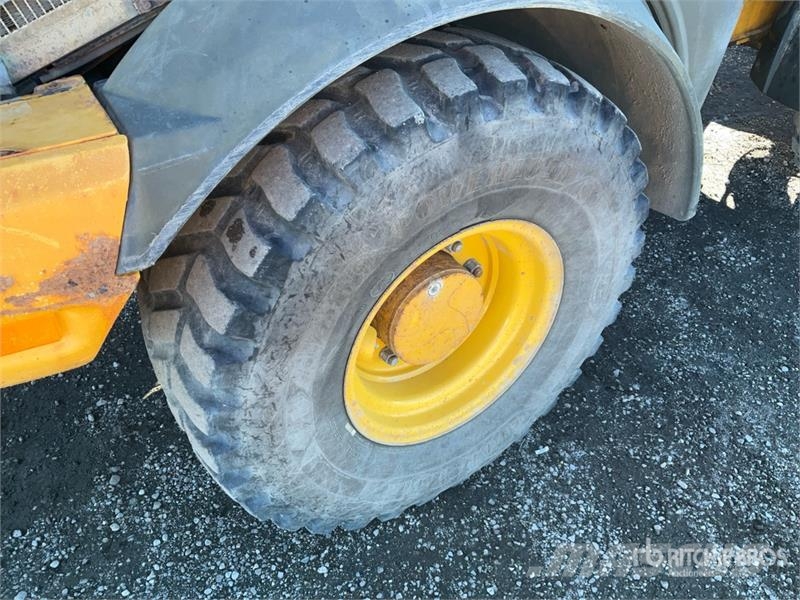 John Deere 244L Iekrāvēji uz riteņiem
