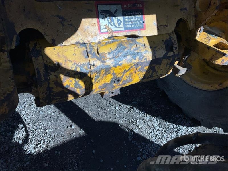John Deere 244L Iekrāvēji uz riteņiem
