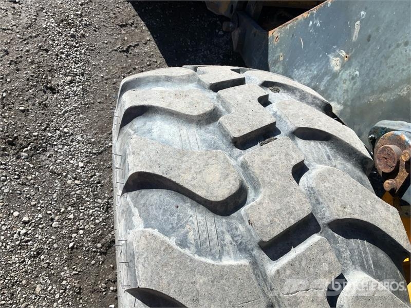 John Deere 244L Iekrāvēji uz riteņiem