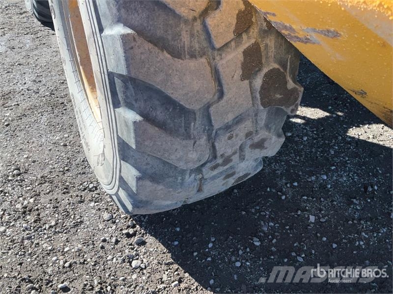 John Deere 244L Iekrāvēji uz riteņiem