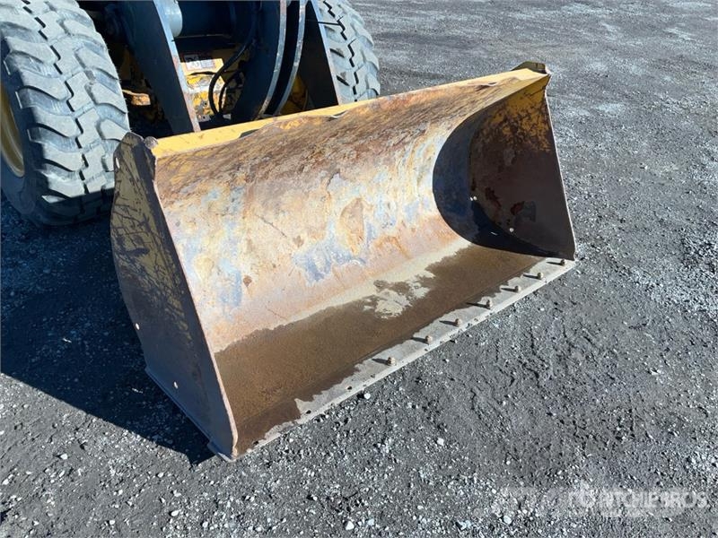 John Deere 244L Iekrāvēji uz riteņiem