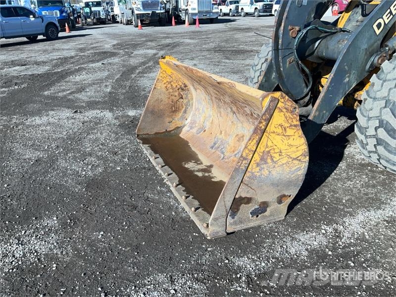 John Deere 244L Iekrāvēji uz riteņiem
