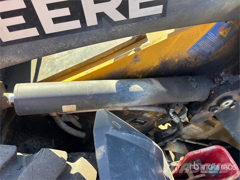 John Deere 244L Iekrāvēji uz riteņiem