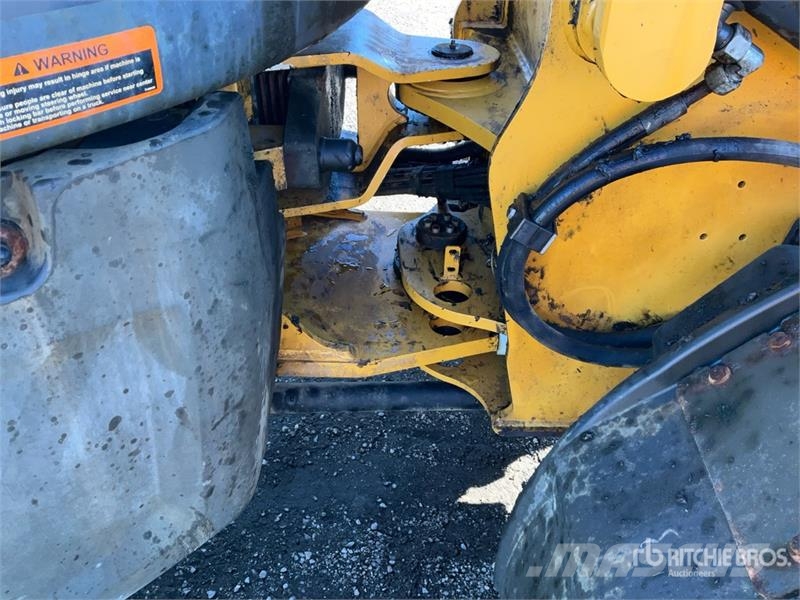 John Deere 244L Iekrāvēji uz riteņiem