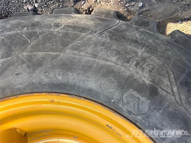 John Deere 244L Iekrāvēji uz riteņiem