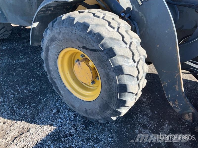 John Deere 244L Iekrāvēji uz riteņiem
