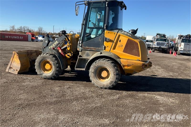 John Deere 244L Iekrāvēji uz riteņiem