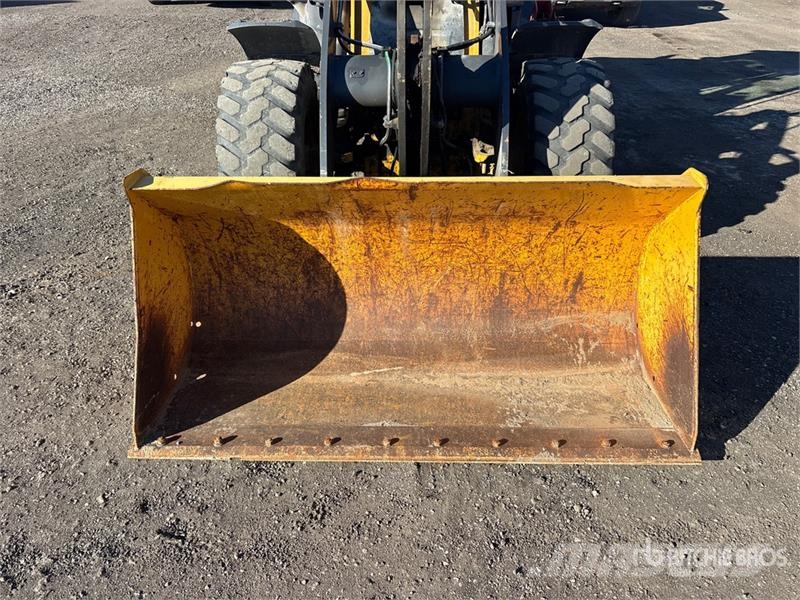 John Deere 244L Iekrāvēji uz riteņiem