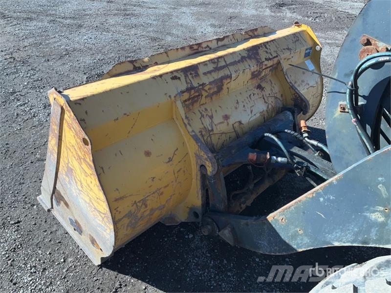 John Deere 244L Iekrāvēji uz riteņiem