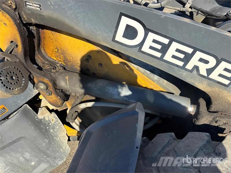 John Deere 244L Iekrāvēji uz riteņiem
