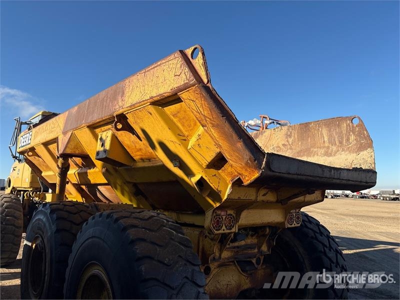 John Deere 250D Artikulētie pašizgāzēji