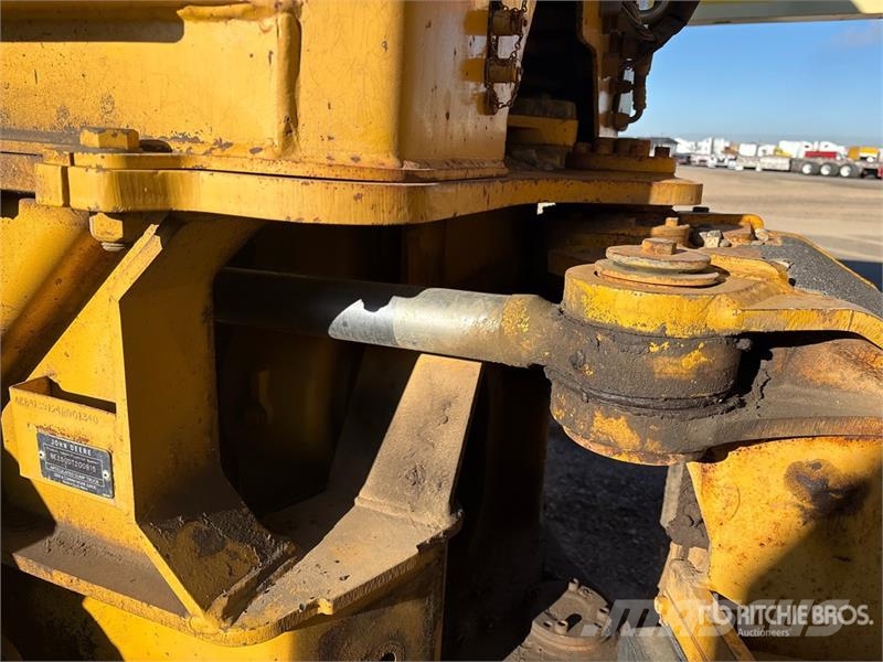 John Deere 250D Artikulētie pašizgāzēji