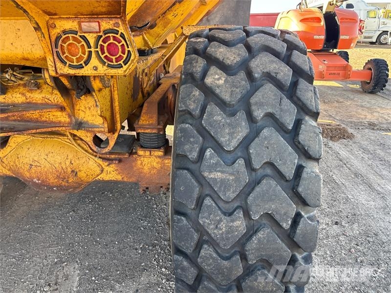 John Deere 250D Artikulētie pašizgāzēji