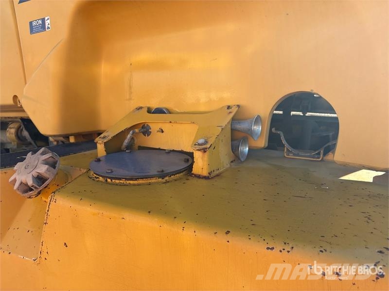 John Deere 250D Artikulētie pašizgāzēji