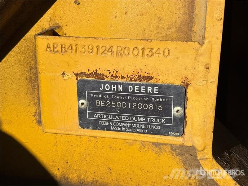 John Deere 250D Artikulētie pašizgāzēji
