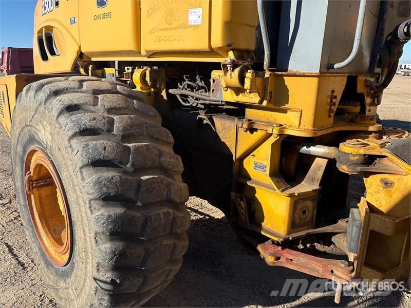 John Deere 250D Artikulētie pašizgāzēji
