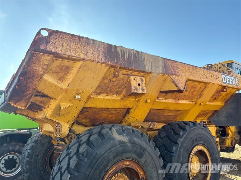 John Deere 250D Artikulētie pašizgāzēji