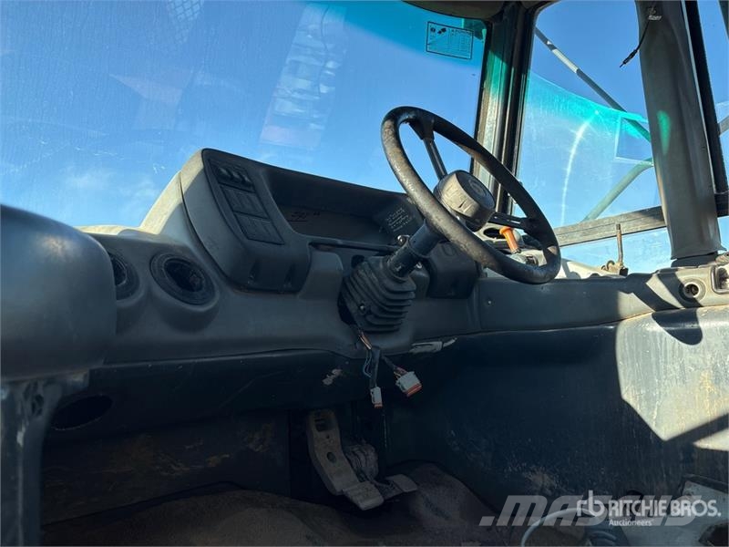 John Deere 250D Artikulētie pašizgāzēji