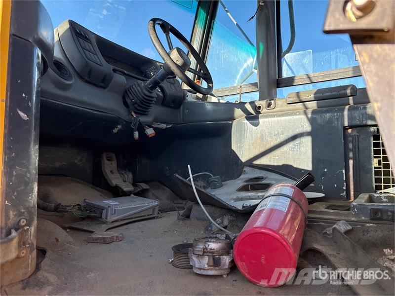 John Deere 250D Artikulētie pašizgāzēji
