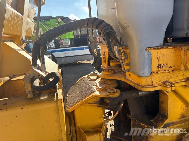 John Deere 250D Artikulētie pašizgāzēji