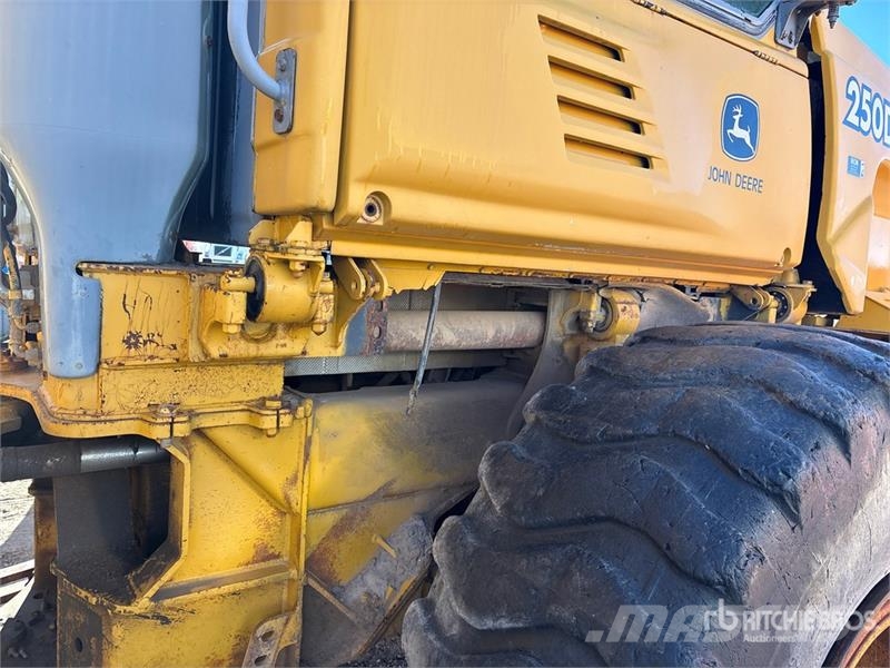 John Deere 250D Artikulētie pašizgāzēji