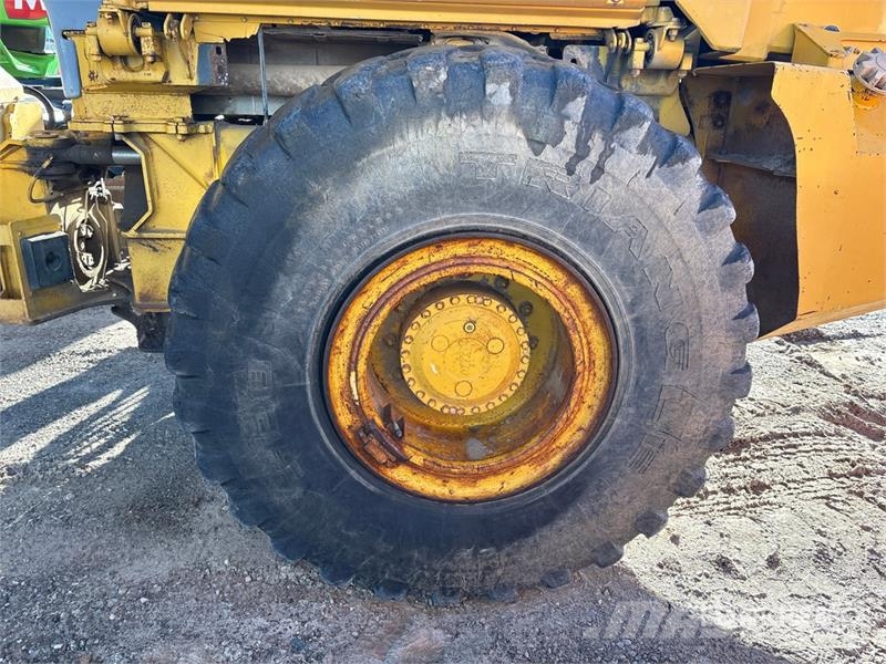 John Deere 250D Artikulētie pašizgāzēji