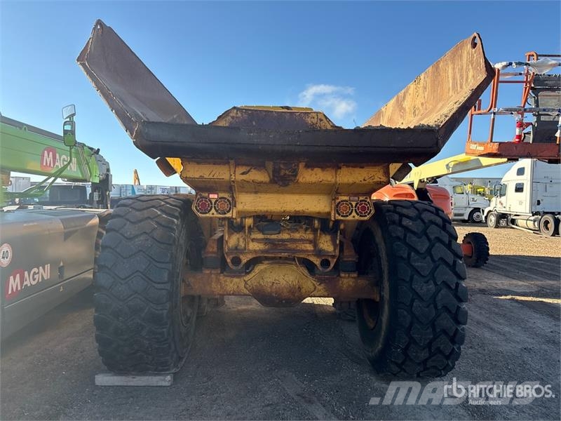 John Deere 250D Artikulētie pašizgāzēji