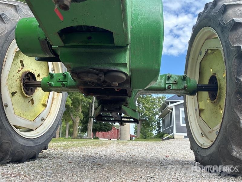 John Deere 2WD Narrow Front Antique Tractor الجرارات