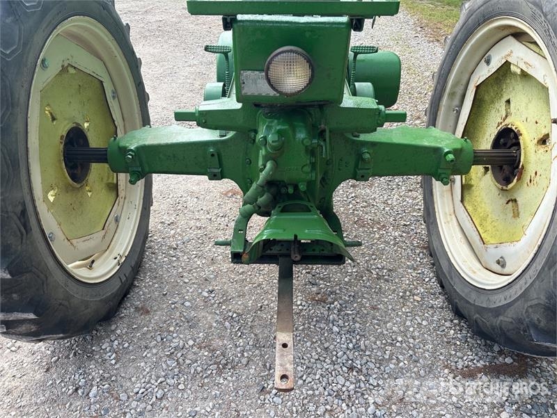 John Deere 2WD Narrow Front Antique Tractor الجرارات