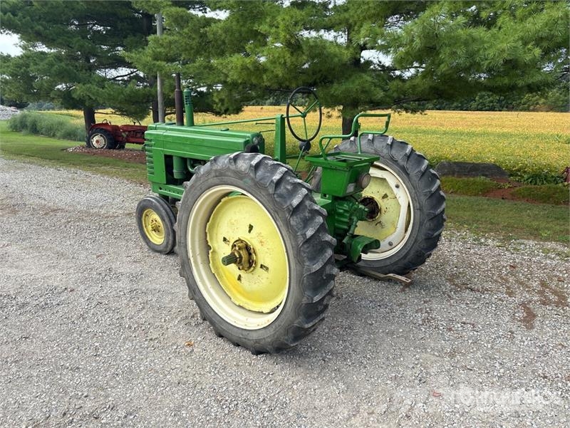 John Deere 2WD Narrow Front Antique Tractor الجرارات