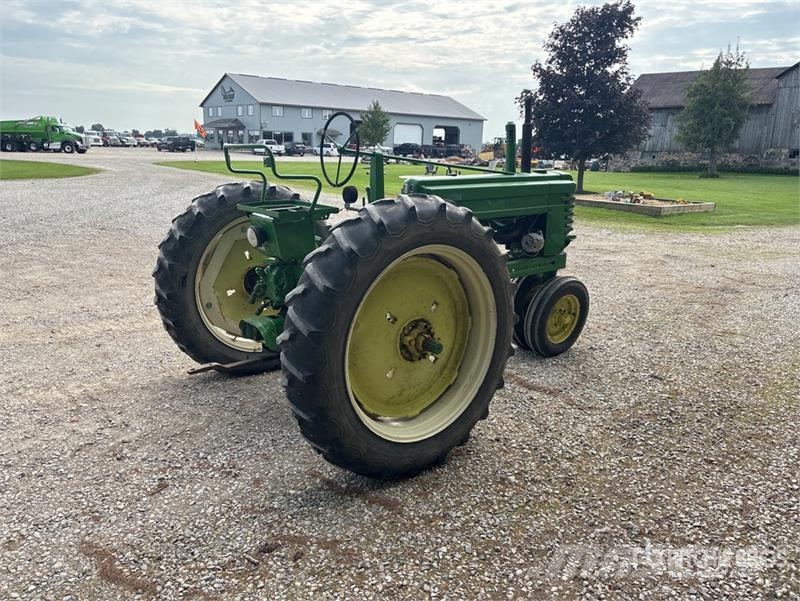 John Deere 2WD Narrow Front Antique Tractor الجرارات