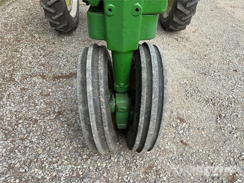 John Deere 2WD Narrow Front Antique Tractor الجرارات