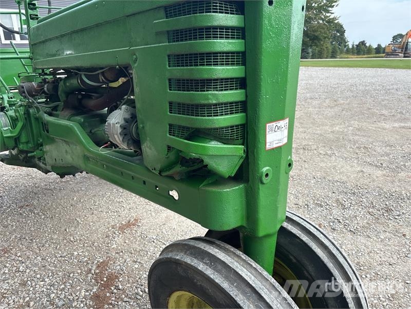 John Deere 2WD Narrow Front Antique Tractor الجرارات