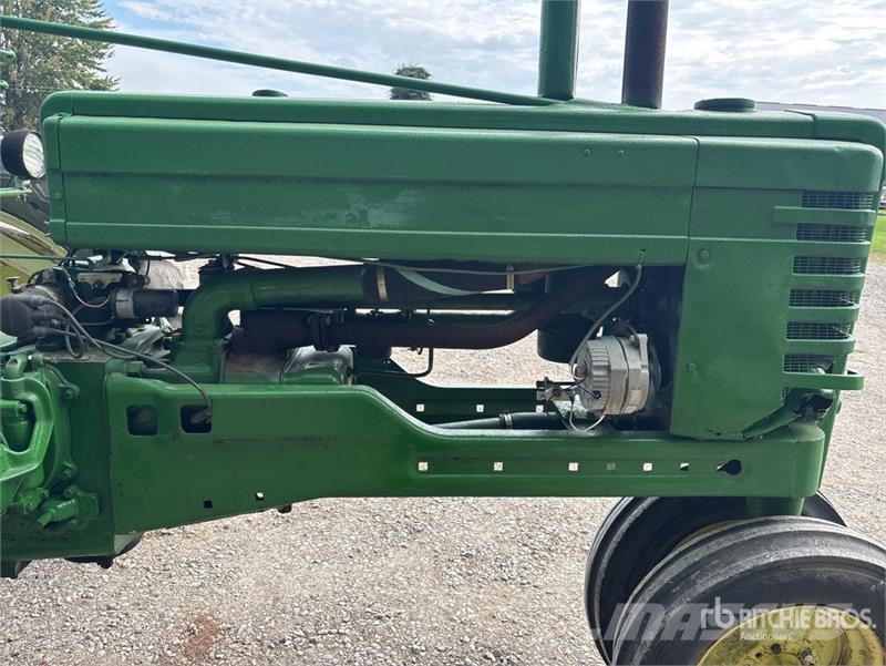 John Deere 2WD Narrow Front Antique Tractor الجرارات