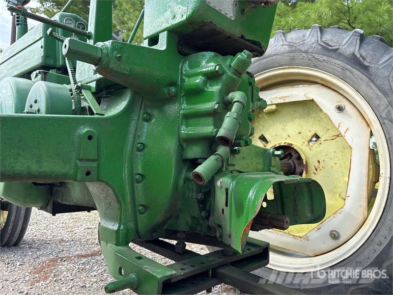 John Deere 2WD Narrow Front Antique Tractor الجرارات
