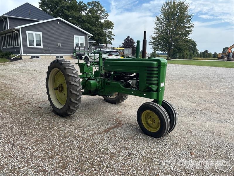 John Deere 2WD Narrow Front Antique Tractor الجرارات